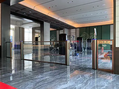 Drehkreuz mit Geschwindigkeitstor für das Fitnessstudio