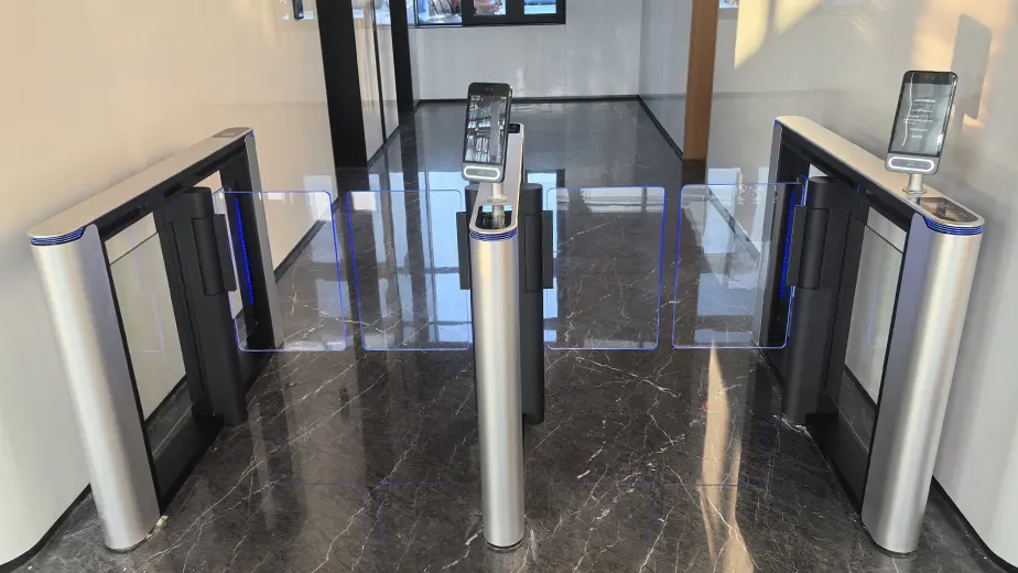 Gesichtserkennungs-Schwenktor für Firmengebäude